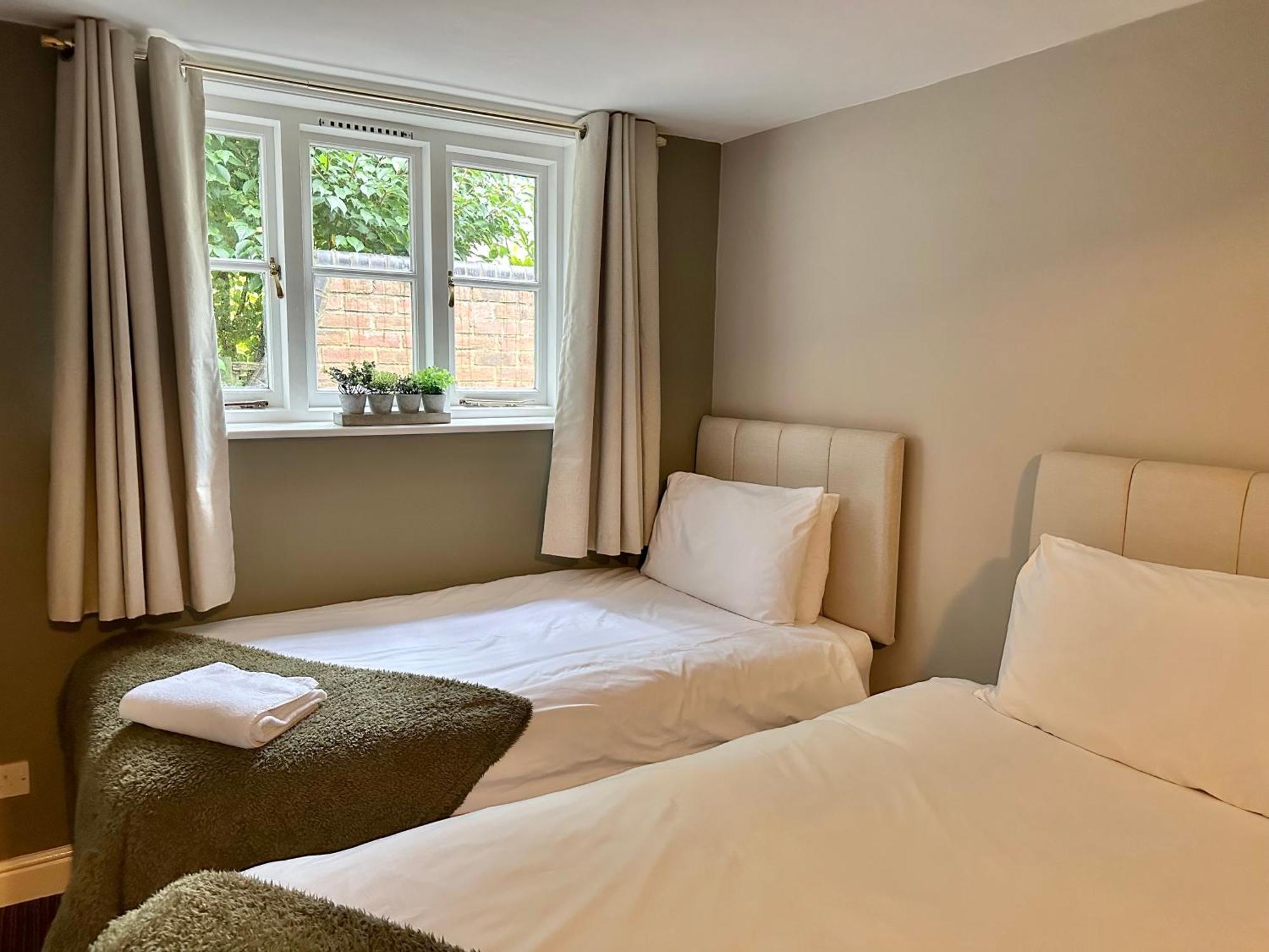 The Unicorn Inn Newton Solney Esterno foto